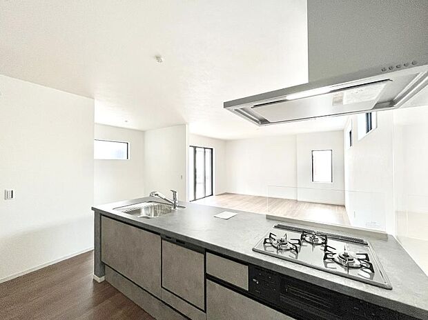 【ダイニングキッチン】◆１号棟◆～Kitchen～　「さぁ今日は何を作ろう」こんなキッチンなら思いっきり料理ができちゃいます。キッチンからはリビングが一望できます。家族がつながるお家がここにございます。