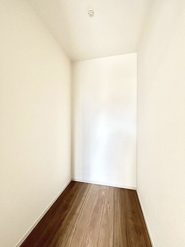 【その他設備(玄関ホール収納)】◆１号棟◆玄関ホール収納です。掃除道具やお出かけ用グッズの収納に便利です。