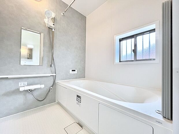 【浴室】◆B号棟◆～Bath Room～　窓付きのバスルームは、採光もあり明るく気持ちの良い空間です。窓があることで、換気環境も良好。ゆったり寛げるバスルームで、毎日のバスタイムが楽しみになりそうです。