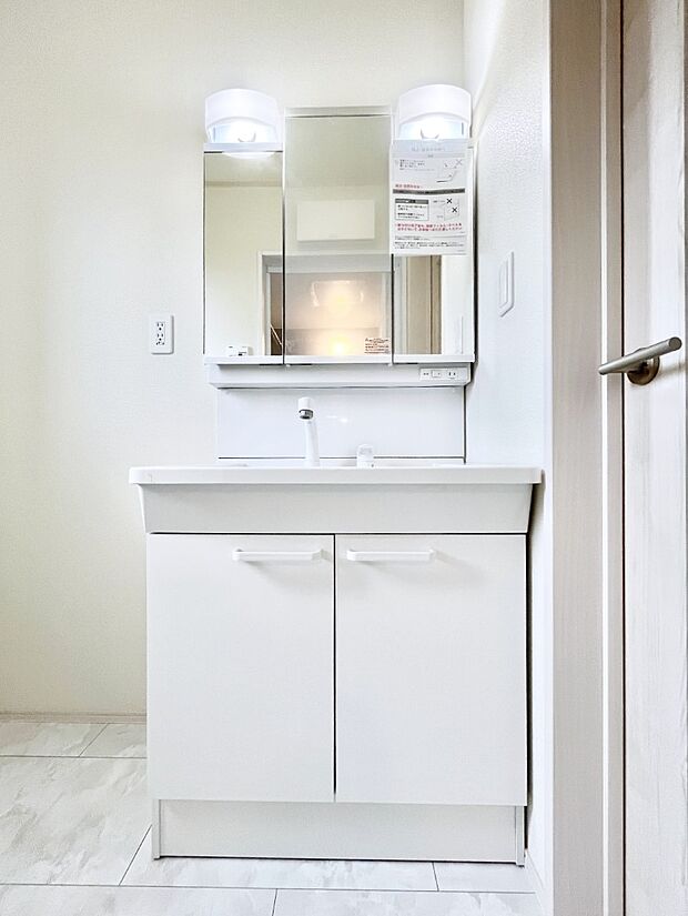 【洗面台・洗面所】◆B号棟◆～Dressing Room～  清潔感溢れる色合いで統一されていると、スッキリと整った印象をうけます。  鏡の裏にはたっぷりと収納スペースを標準装備！ 