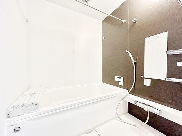 【浴室】◆１号棟◆～Bath Room～  広々とした雰囲気の良いバスルーム。  お子様と一緒にお風呂に入る楽しみ、思い出の一ページが刻まれる大切な瞬間。  日々の疲れをリフレッシュできそうです。