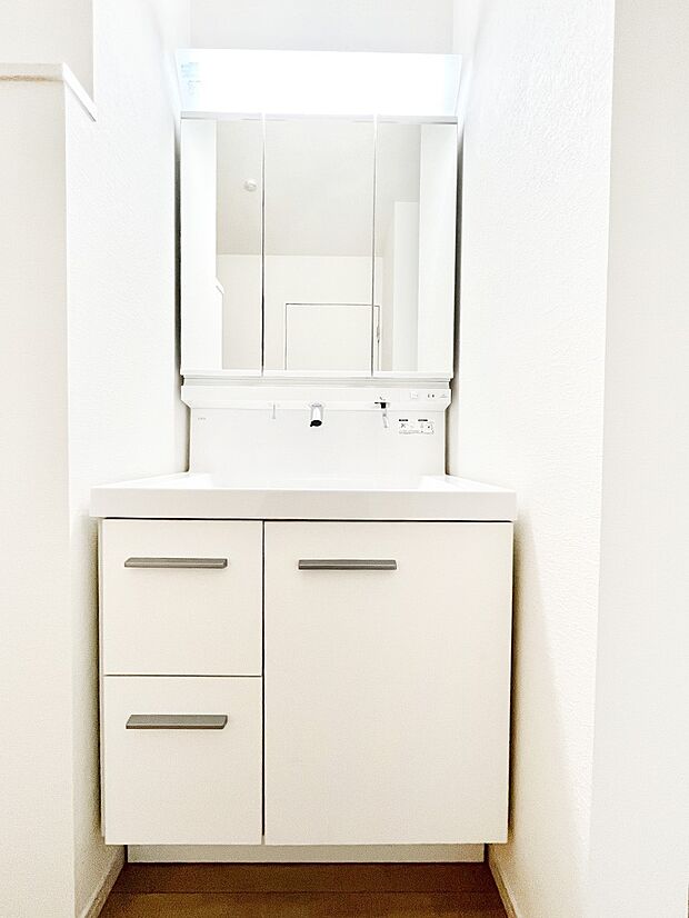 【洗面台・洗面所】◆１号棟◆～Dressing Room～  清潔感溢れる色合いで統一されていると、スッキリと整った印象をうけます。鏡の裏にはたっぷりと収納スペースを標準装備！水廻りは、シンプルかつ機能性を重視して。