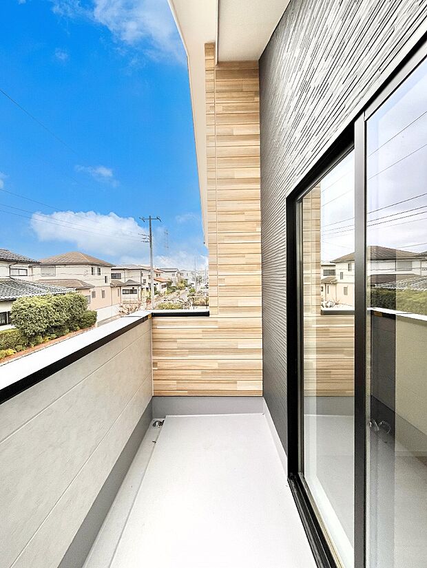 【バルコニー】◆１号棟◆～Balcony～  バルコニーは温かい陽がさしこみ、お布団や洗濯物を気持ちよく干すことができます。  使いやすく開放的なバルコニーです♪陽ざしがたっぷり降り注ぐ、バルコニー付き住まい。  