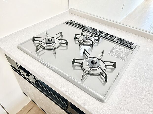 【その他設備(Ｓｉセンサーコンロ)】◆１号棟◆ガスコンロはＳｉセンサー搭載。火力調節や焦げ付き・消し忘れも防いでくれます。