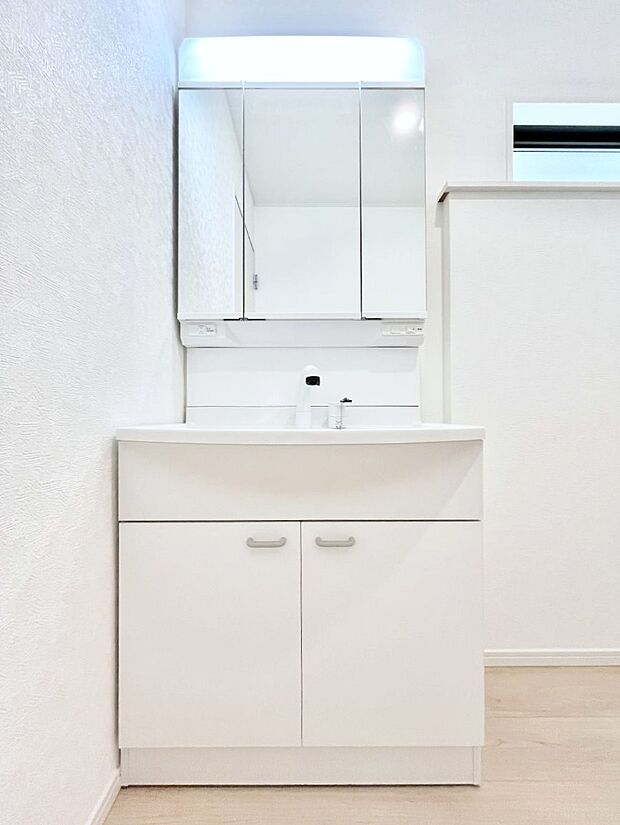 【洗面台・洗面所】◆３号棟◆～Dressing Room～　明るく清潔感溢れるパウダールーム。毎日使う場所だからこそ、快適な空間となっております。シャンプードレッサーを採用しておりますので、朝シャンも手軽に出来ます。