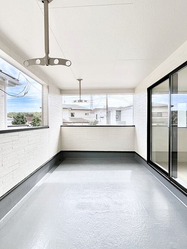 【バルコニー】◆３号棟◆～Balcony～　インナーバルコニーは洗濯物を干すスペースとして急な雨で洗濯物が濡れてしまうのを防いでくれます◎チェアでくつろいだり、夏には周りを気にせずビニールプールが楽しめますね♪