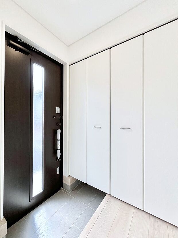 【玄関】◆３号棟◆～Entrance～　家の中でお客様を迎える最初の場所である玄関は、家の印象そのものです！豊富な玄関収納で、常に綺麗に保つことが出来ます♪玄関にはたっぷりの収納を完備！