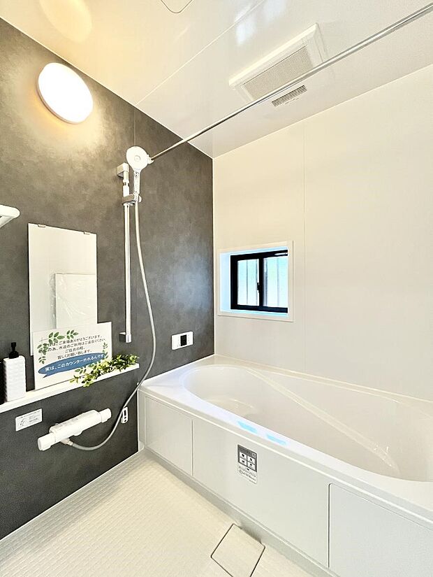 【浴室】◆A号棟◆～Bath Room～　窓付きのバスルームは、採光もあり明るく気持ちの良い空間です。窓があることで、換気環境も良好。ゆったり寛げるバスルームで、毎日のバスタイムが楽しみになりそうです。