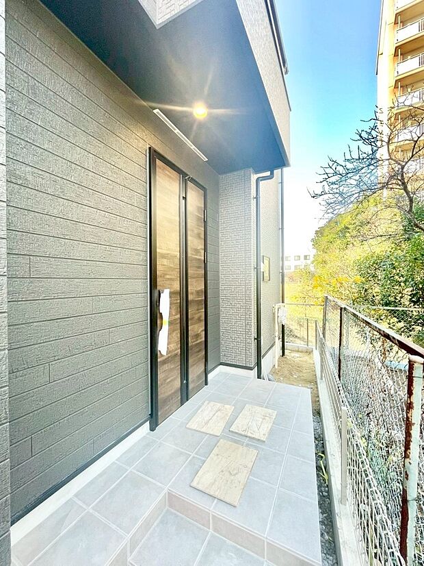 【玄関】玄関前は雨が降っても濡れにくい屋根付き