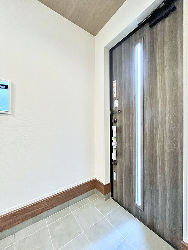 【玄関】明るい玄関はお客様をお出迎えするのにぴったりです！