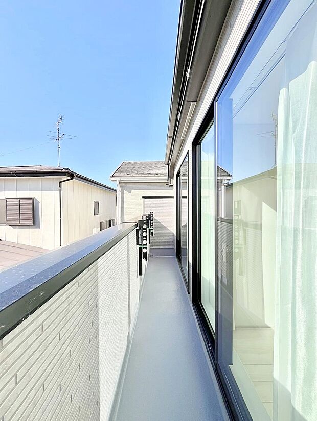 【バルコニー】◆A号棟◆～Balcony～　南向きのバルコニーの前には雲以外に太陽を遮るものがありません。お洗濯物も乾きやすく、何より明るく気持ちのいい光が入ってきます。使いやすく開放的なバルコニーです♪