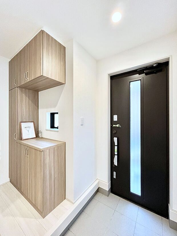 【玄関】◆A号棟◆～Entrance～　家の中でお客様を迎える最初の場所である玄関は、家の印象そのものです！豊富な玄関収納で、常に綺麗に保つことが出来ます♪玄関にはたっぷり収納の下駄箱を完備！