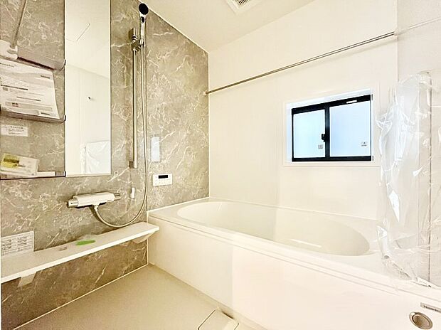 【浴室】一日の疲れを癒してくれる明るい清潔感のあるバスルーム