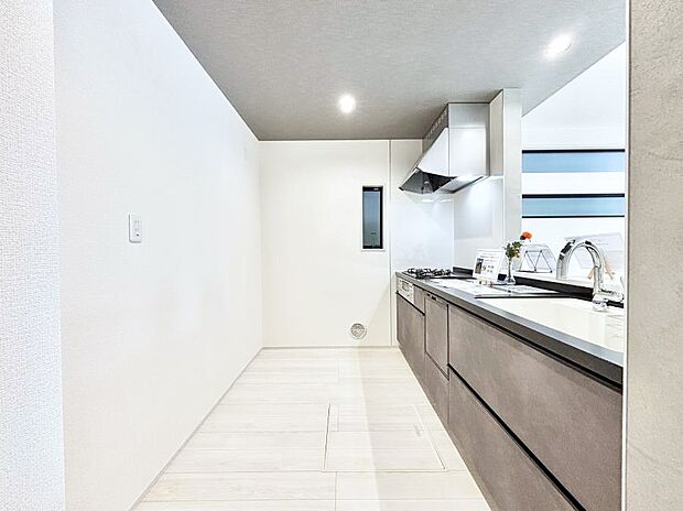 【ダイニングキッチン】◆1号棟◆～Kitchen～　自然光が入る窓のあるキッチン☆毎日使う場所だからこそ、使い勝手を考慮しました。ゆったりとしたキッチンコーナーは質感豊かな仕上がりとなっております。