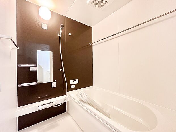 【浴室】◆１号棟◆～Bath Room～　足を伸ばして入浴することが可能！一日の疲れを癒す貴重なバスタイムです。お子様とご一緒でも十分な広さなので、リビングとは違った家族団欒のひと時をお楽しみいただけます。