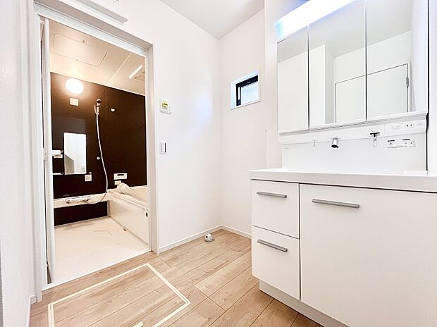 【洗面台・洗面所】◆１号棟◆～Dressing Room～　暗くなりがちな洗面所も窓があると採光と換気が可能なので気持ちよくお使い頂けます。三面鏡タイプの洗面台は鏡裏収納で散らかりがちな洗面所もスッキリ♪