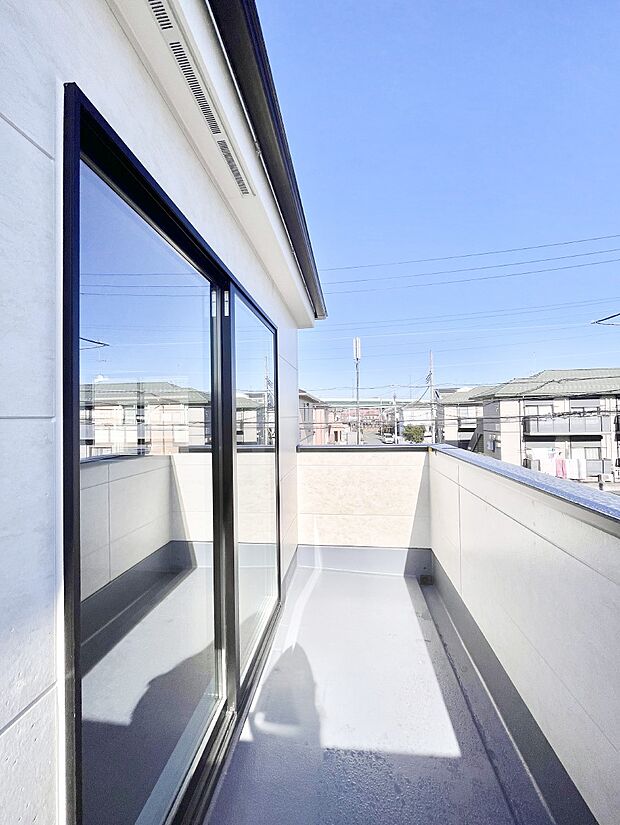 【バルコニー】◆１号棟◆～Balcony～  大きな空に囲まれた気持ちのいい家。  バルコニーを覗くだけで圧倒的な開放感に包まれます。  バルコニーは陽がさしこみお布団や洗濯物を気持ちよく干すことができます。