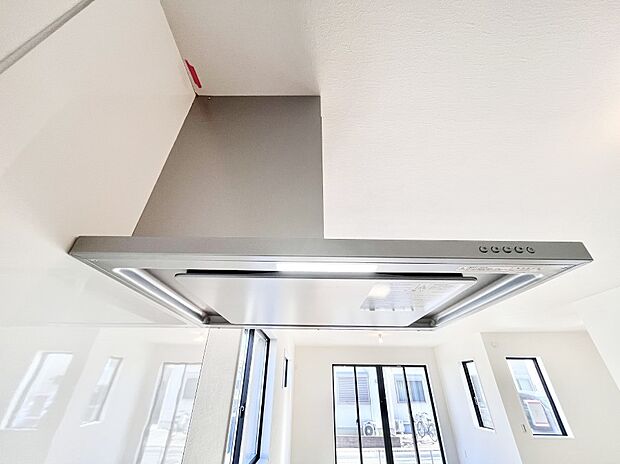 【その他設備(レンジフード)】◆１号棟◆基本的なお手入れはフィルターのみ！お手入れのしやすさも魅力です。