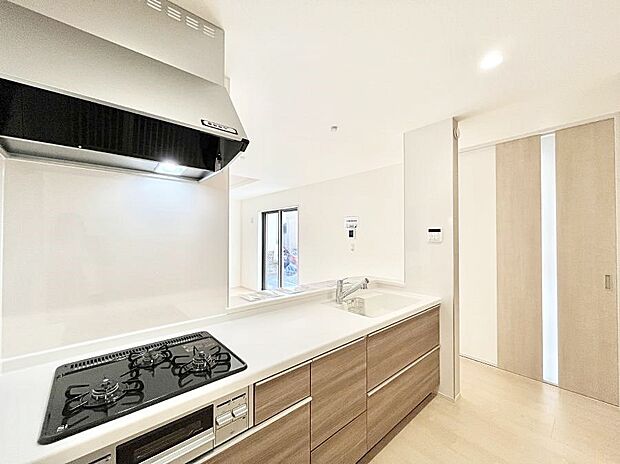 【ダイニングキッチン】◆１号棟◆～Kitchen～　「さぁ今日は何を作ろう」こんなキッチンなら思いっきり料理ができちゃいます。キッチンからはリビングが一望できます。家族がつながるお家がここにございます。