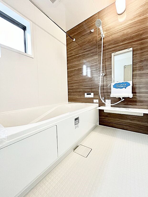 【浴室】◆１号棟◆～Bath Room～　窓付きのバスルームは、採光もあり明るく気持ちの良い空間です。窓があることで、換気環境も良好。ゆったり寛げるバスルームで、毎日のバスタイムが楽しみになりそうです。