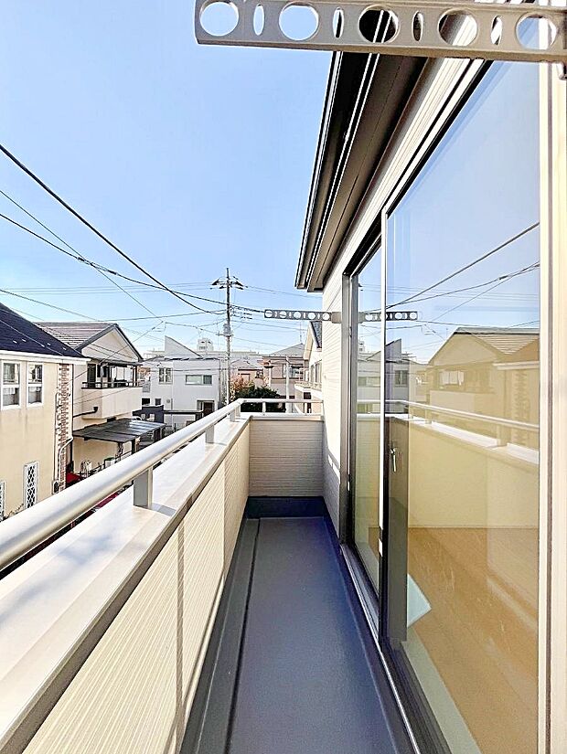 【バルコニー】◆１号棟◆～Balcony～　大きな空に囲まれた気持ちのいい家。バルコニーを覗くだけで圧倒的な開放感に包まれます。バルコニーは陽がさしこみお布団や洗濯物を気持ちよく干すことができます。