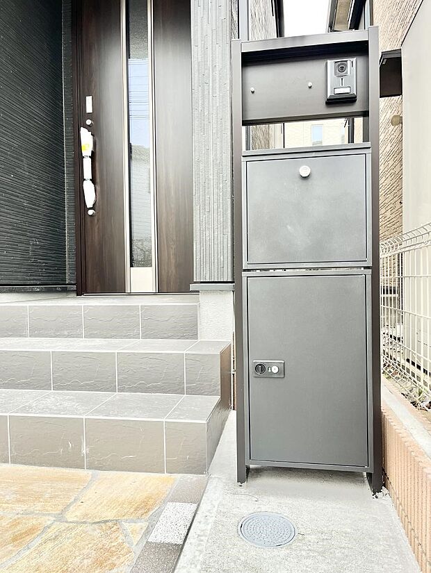 【その他現地】表札・インターホン・ポスト・宅配ＢＯＸをひとつに集約。エントランスになじむシンプルデザイン。