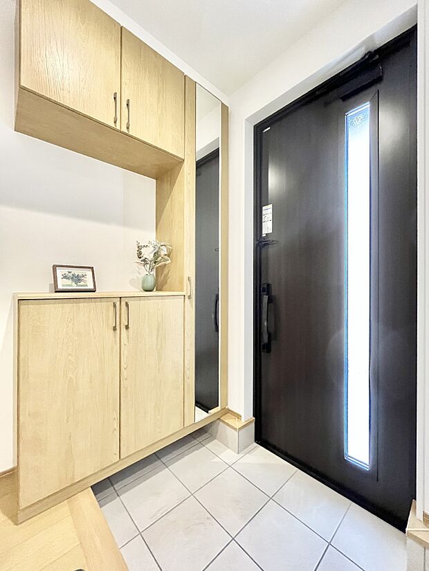 【玄関】～Entrance～家の出入りで毎日使用するのが玄関。滞在時間は短くても、玄関の印象は家の第一印象を左右すると言っても過言ではありません。  オシャレなドアから明るい光が入ります♪