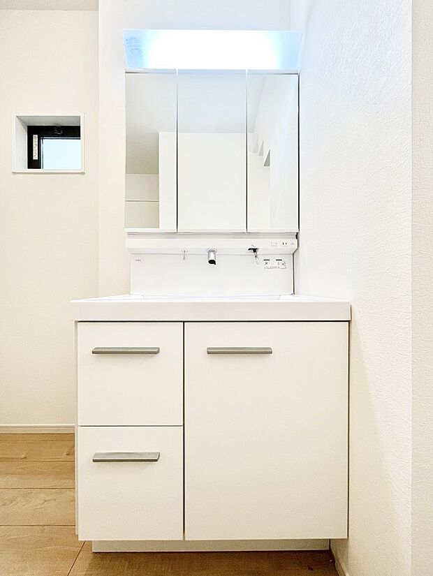 【洗面台・洗面所】◆１号棟◆～Dressing Room～　暗くなりがちな洗面所も窓があると採光と換気が可能なので気持ちよくお使い頂けます。三面鏡タイプの洗面台は鏡裏収納で散らかりがちな洗面所もスッキリ♪