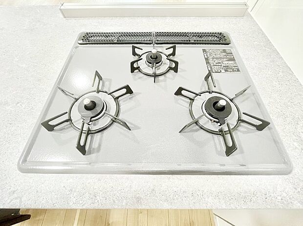 【その他設備(ガスコンロ)】◆１号棟◆三口ガスコンロでお料理が一気にはかどりそう  