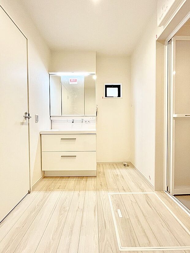 【洗面台・洗面所】三面鏡の裏に、化粧品や衛生用品などを収納可能。洗面台をすっきりと保ちます！