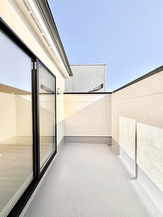 【バルコニー】広々バルコニーでお洗濯物が気持ちよく乾きます。