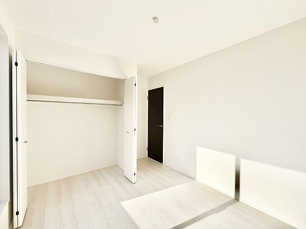 【寝室】使いやすい形でベットや家具の置き方にも困ることもありません。   