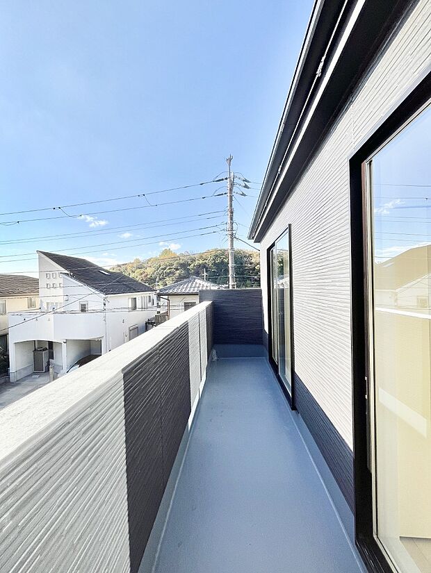 【バルコニー】ゆったりバルコニーだから沢山お洗濯ものを干せます。