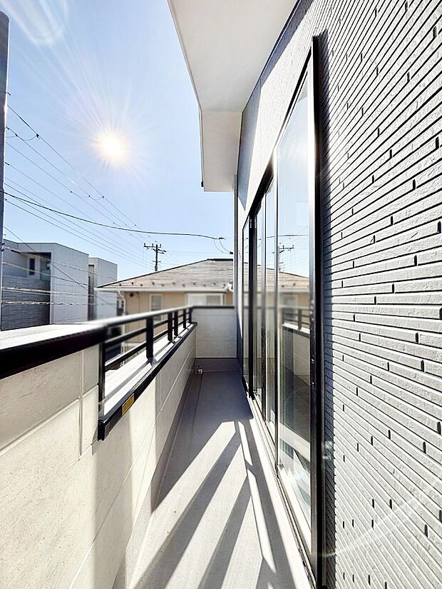 【バルコニー】ゆったりバルコニーだから沢山お洗濯ものを干せます。