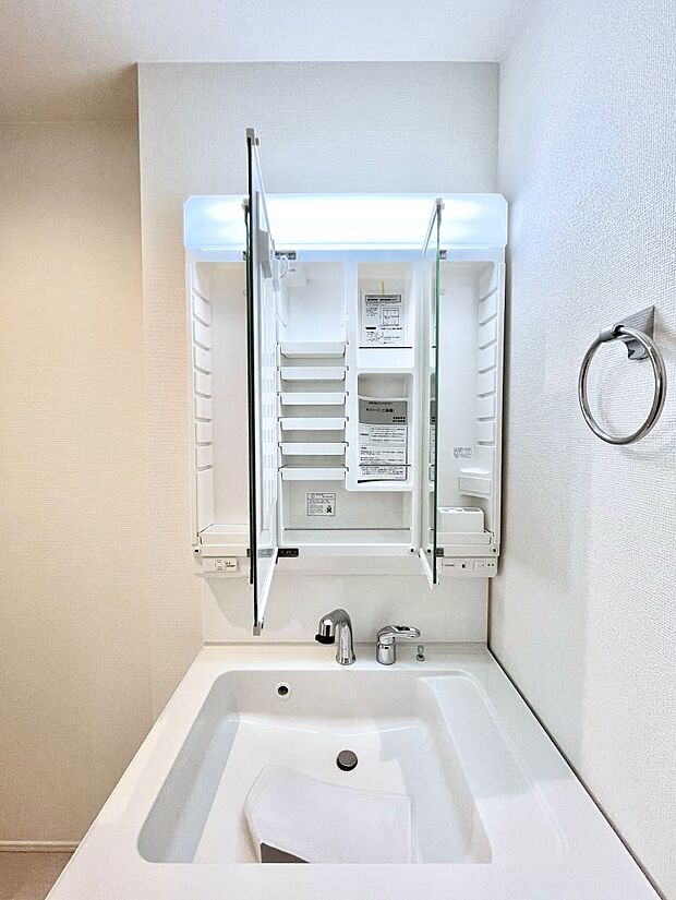 【その他設備(三面鏡裏収納)】三面鏡の裏に、化粧品や衛生用品などを収納可能。洗面台をすっきりと保ちます！