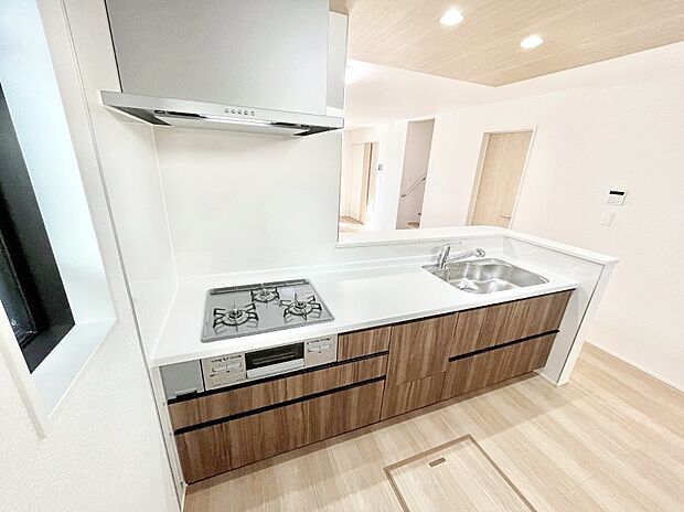 【ダイニングキッチン】カウンター越しに楽しいおしゃべり。いつものお料理がもっと美味しくなりそうですね。