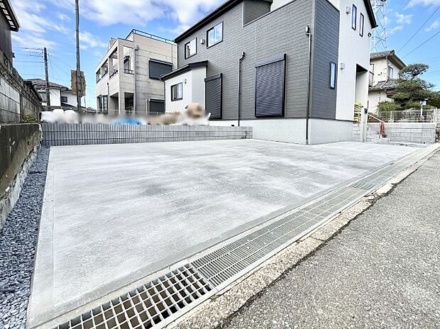 【駐車場】～Parking～　駐車場２台置けます！(車種による)自転車置き場や物置場として、お子様の遊ぶスペースとして、ゆとりある敷地だからこそ可能な多用途にご利用いただけるスペースです。