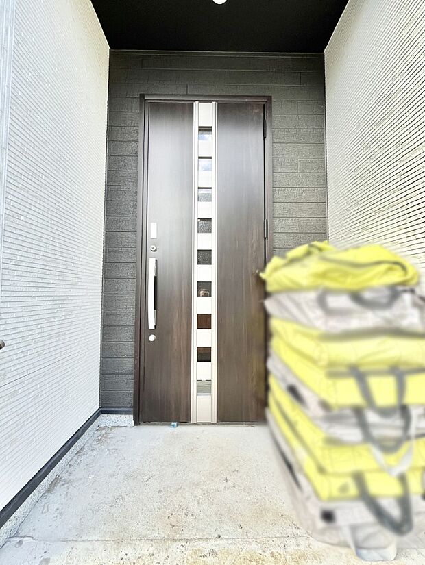 【玄関】～Entrance～　玄関は、お客さんをお迎えする場であり、家族が出入りする場でもあるので「おうちの顔」とも呼ばれる重要な場所！すっきりと明るく、いつでもお客様をお出迎えできるような設計をしました！