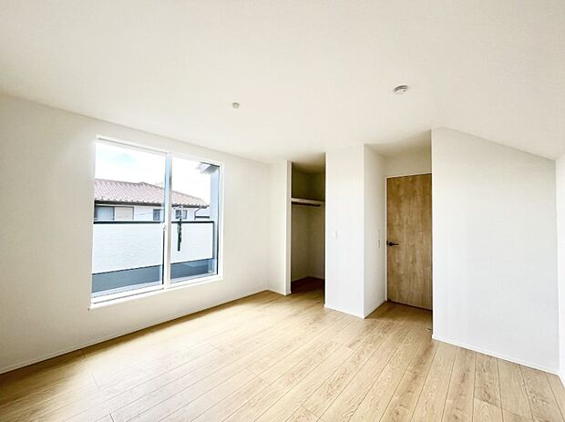 【寝室】～Bed Room～　バルコニーからの明るい日差しが差し込みます。日照に恵まれたお部屋。柔らかい自然光で朝目覚める暮らしが送れるだろう。また、機能的な収納を配置して、片付いた空間も実現出来そう。