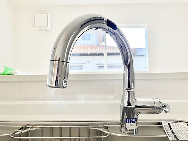 【その他設備(浄水器付きタッチレス水栓)】センサーに手をかざすだけで吐水／止水ができるタッチレス水栓