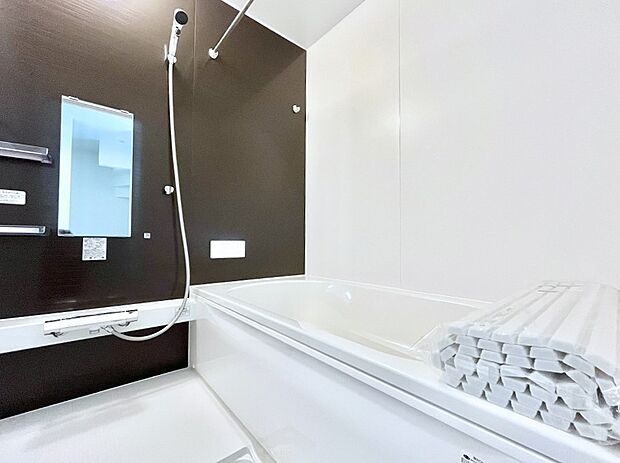 【浴室】~Bath Room~ 足を伸ばして入浴することが可能!一日の疲れを癒す貴重なバスタイムです。お子様とご一緒でも十分な広さなので、リビングとは違った家族団欒のひと時をお楽しみいただけます。