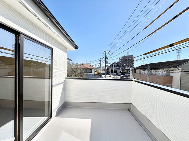 【バルコニー】~Balcony~ 南向きのバルコニーの前には雲以外に太陽を遮るものがありません。お洗濯物も乾きやすく、何より明るく気持ちのいい光が入ってきます。家族全員分の洗濯物も一気に干せます。