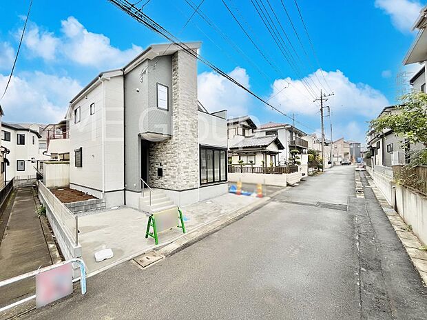 【前面道路含む現地写真】～Exterior～　前面道路：南 4.5m 公道　前面道路は閑静な住宅地をはしる車通りの少ない道路。駐車の出し入れもらくらくです！ご不明点・現地見学のご希望は、お気軽にお問い合わせください！