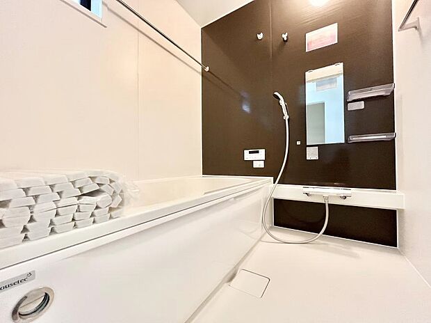 【浴室】～Bath Room～　落ち着いた雰囲気の浴室で明日に向けてリフレッシュ。浴室乾燥機能も付いているので隣の洗濯機置き場で洗い上がった洗濯物を、雨の日も天気を気にせず乾燥させることも可能です。