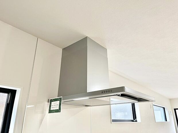 【その他設備(レンジフード)】キッチンの煙や蒸気を吸い取り、屋外へ排出するレンジフード