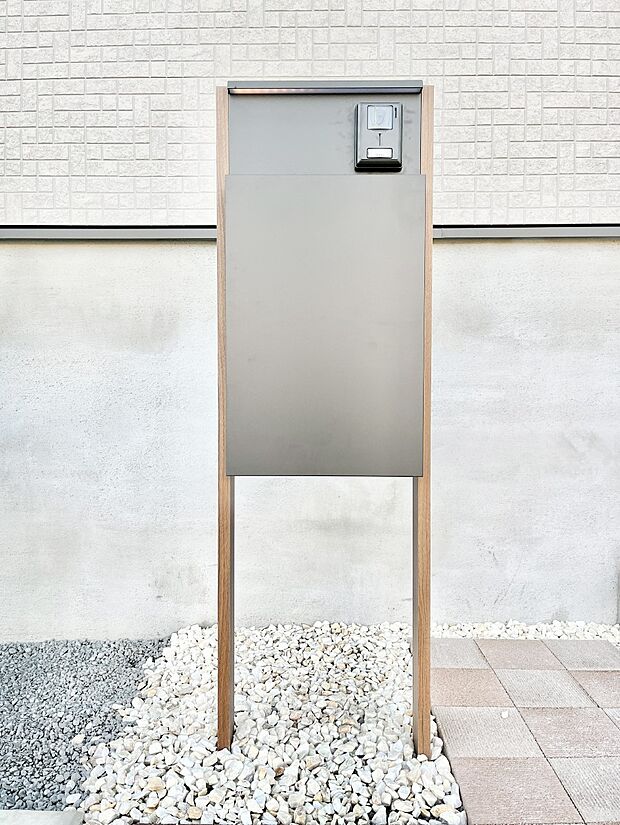 【その他現地】シンプルデザインのポスト。