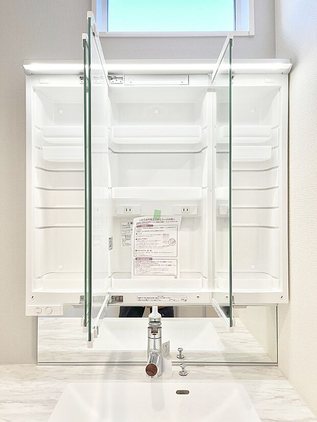 【その他設備(三面鏡裏収納)】三面鏡の裏に、化粧品や衛生用品などを収納可能。洗面台をすっきりと保ちます！