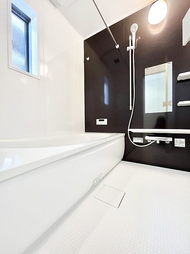 【浴室】～Bath Room～　落ち着いた雰囲気の浴室で明日に向けてリフレッシュ。浴室乾燥機能も付いているので隣の洗濯機置き場で洗い上がった洗濯物を、雨の日も天気を気にせず乾燥させることも可能です。