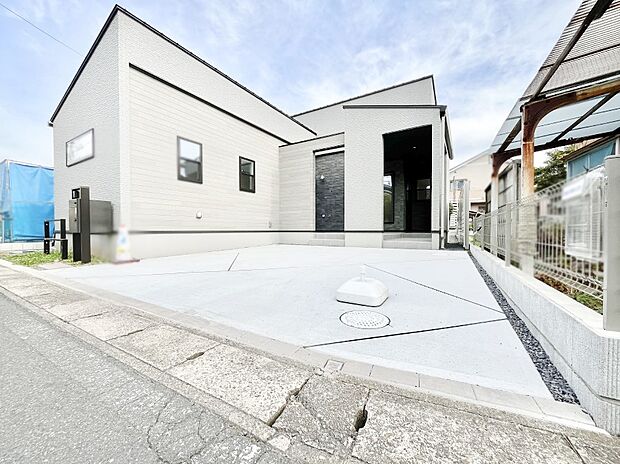 【駐車場】目の前が駐車場だと雨の日も大量にお買い物をした時も便利ですね