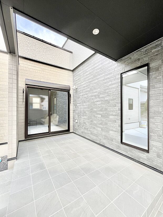 【その他内観】リビングに繋がるロジアは中庭としても！